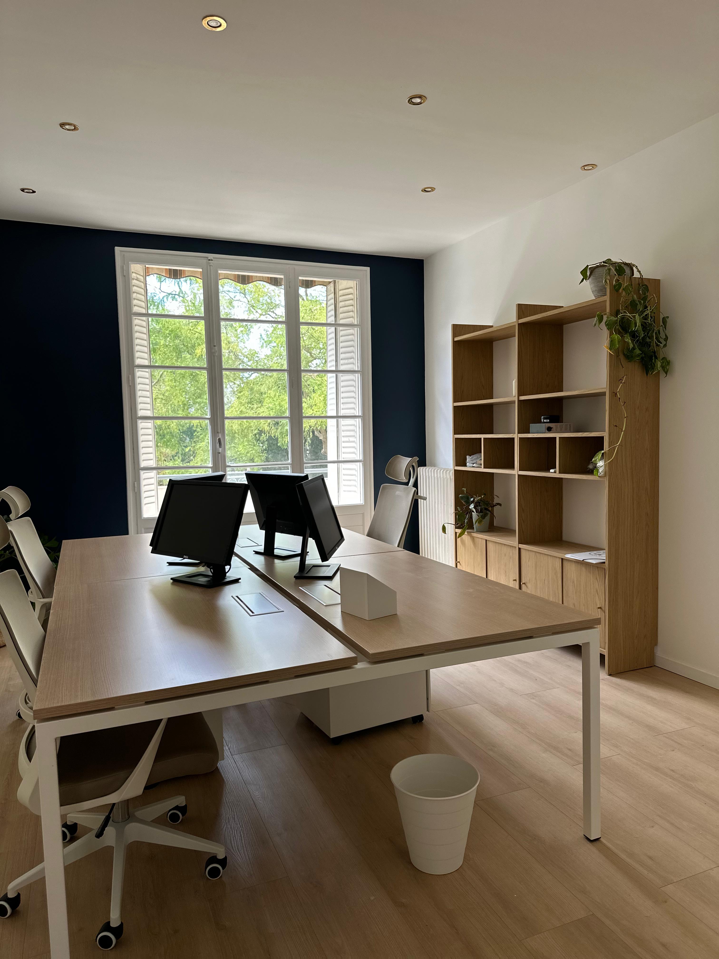 Open space lumineux de Scopa Studio à Villeurbanne, postes de travail et coin détente